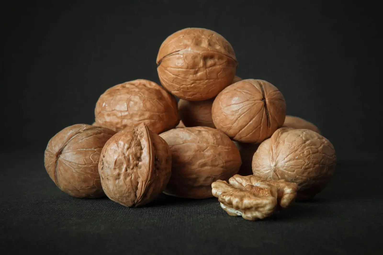 In-shell walnuts and walnut kernels