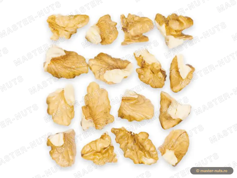 Medium pieces – walnut kernels